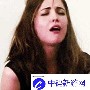 女子打扑克时喊疼叫出声引发的别样情境