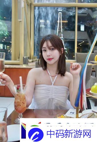 美女比基尼游泳图片视频-展现夏日清凉魅力-网友：美丽风景让人心动！