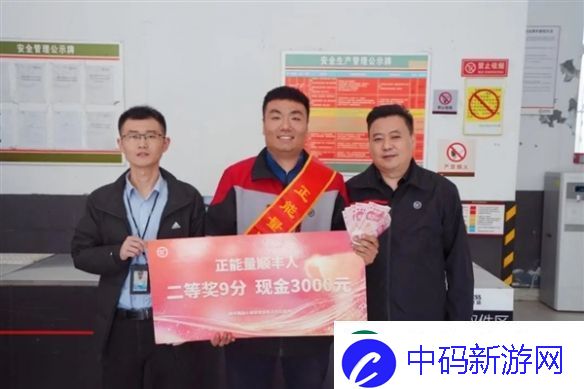 顺丰小哥街头救助倒地流血老人