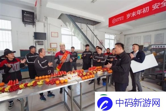 顺丰小哥街头救助倒地流血老人