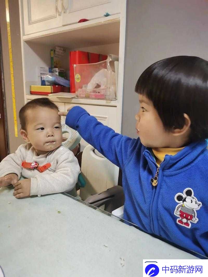 小孩与姐姐玩钢筋