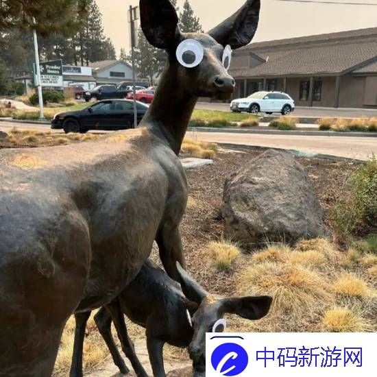 美国一城多个雕塑惊现“神秘瞪眼”