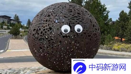 美国一城多个雕塑惊现“神秘瞪眼”